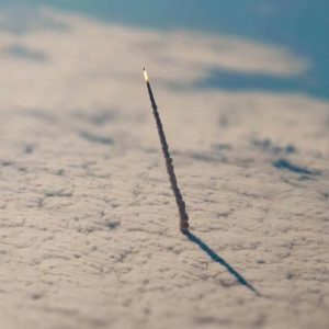 Photo d'une fusée qui quitte la Terre